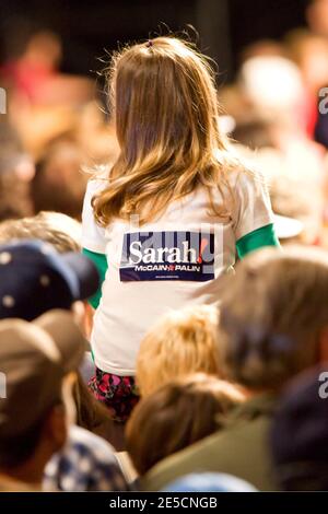 Ein sehr junger Anhänger des republikanischen Präsidentschaftskandidaten Arizona Senator John McCain wird während einer Kundgebung im Cabarrus Arena & Events Center in Concord, NC, USA am 18. Oktober 2008 gesehen. Foto von Brian Dowling/CSM/ABACAPRESS.COM Stockfoto