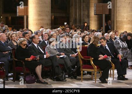 Die französische First Lady Carla Bruni-Sarkozy, Präsident Nicolas Sarkozy, Bernadette Chirac, der ehemalige französische Präsident Jacques Chirac, Senatspräsident Gerard Larcher, Penelope Fillon und die ägyptische First Lady Susan Moubarak nehmen an der Requiem-Messe in der Kathedrale Notre Dame in Paris für die französisch-belgische Schwester Emmanuelle Teil, die Mitglied des Ordens unserer Lieben Frau von Sion ist, In Frankreich am 22. Oktober 2008. Frankreich zollte der 99-jährigen Nonne, die ihr Leben dem Dienst an den Armen in Ägypten widmete, eine herzliche Anerkennung. Sie starb am 20. Oktober. Foto von Villard-Chesnot/Pool/ABACAPRESS.COM Stockfoto