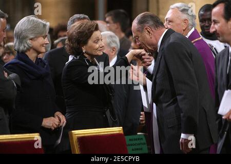 Der ehemalige französische Präsident Jacques Chirac begrüßt die ägyptische First Lady Susan Moubarak während der Requiem-Messe in der Kathedrale Notre Dame in Paris für die französisch-belgische Schwester Emmanuelle, Mitglied des Ordens der Muttergottes von Sion, in Frankreich am 22. Oktober 2008. Frankreich zollte der 99-jährigen Nonne, die ihr Leben dem Dienst an den Armen in Ägypten widmete, eine herzliche Anerkennung. Sie starb am 20. Oktober. Foto von Villard-Chesnot/Pool/ABACAPRESS.COM Stockfoto