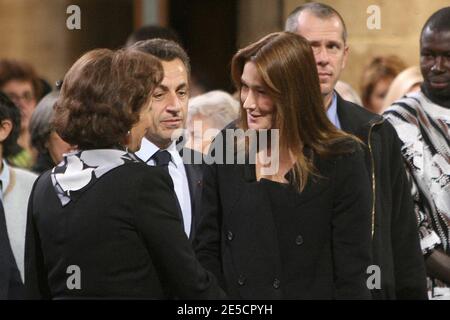 Die französische First Lady Carla Bruni-Sarkozy begrüßt die ägyptische First Lady Susan Moubarak während der Requiem-Messe in der Kathedrale Notre Dame in Paris für die französisch-belgische Schwester Emmanuelle, Mitglied des Ordens der Muttergottes von Sitten, in Frankreich am 22. Oktober 2008. Frankreich zollte der 99-jährigen Nonne, die ihr Leben dem Dienst an den Armen in Ägypten widmete, eine herzliche Anerkennung. Sie starb am 20. Oktober. Foto von Villard-Chesnot/Pool/ABACAPRESS.COM Stockfoto