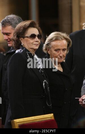 Die ägyptische First Lady Susan Moubarak und Bernadette Chirac nehmen am 22. Oktober 2008 an der Requiem-Messe in der Kathedrale Notre Dame in Paris für die französisch-belgische Schwester Emmanuelle, Mitglied des Ordens der Muttergottes von Sion, in Frankreich Teil. Frankreich zollte der 99-jährigen Nonne, die ihr Leben dem Dienst an den Armen in Ägypten widmete, eine herzliche Anerkennung. Sie starb am 20. Oktober. Foto von Villard-Chesnot/Pool/ABACAPRESS.COM Stockfoto