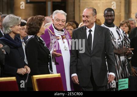 Der ehemalige französische Präsident Jacques Chirac begrüßt die ägyptische First Lady Susan Moubarak während der Requiem-Messe in der Kathedrale Notre Dame in Paris für die französisch-belgische Schwester Emmanuelle, Mitglied des Ordens der Muttergottes von Sion, in Frankreich am 22. Oktober 2008. Frankreich zollte der 99-jährigen Nonne, die ihr Leben dem Dienst an den Armen in Ägypten widmete, eine herzliche Anerkennung. Sie starb am 20. Oktober. Foto von Villard-Chesnot/Pool/ABACAPRESS.COM Stockfoto