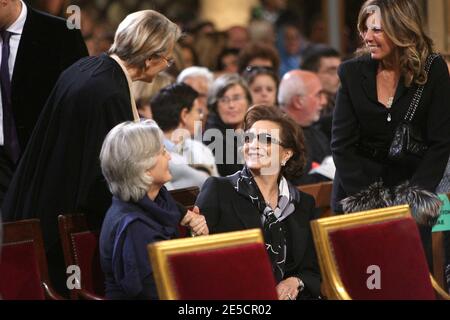 Der französische Innenminister Michele Alliot-Marie begrüßt die ägyptische First Lady Susan Moubarak in der Nähe von Penelope Fillon während der Requiem-Messe in der Kathedrale Notre Dame in Paris für die französisch-belgische Schwester Emmanuelle, Mitglied des Ordens unserer Lieben Frau von Sion, in Frankreich am 22. Oktober 2008. Frankreich zollte der 99-jährigen Nonne, die ihr Leben dem Dienst an den Armen in Ägypten widmete, eine herzliche Anerkennung. Sie starb am 20. Oktober. Foto von Villard-Chesnot/Pool/ABACAPRESS.COM Stockfoto