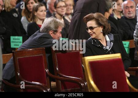 Der französische Außenminister Bernard Kouchner spricht mit der ägyptischen First Lady Susan Moubarak während der Requiem-Messe in der Kathedrale Notre-Dame in Paris für die französisch-belgische Schwester Emmanuelle, Mitglied des Ordens der Muttergottes von Sitten, am 22. Oktober 2008 in Frankreich. Frankreich zollte der 99-jährigen Nonne, die ihr Leben dem Dienst an den Armen in Ägypten widmete, eine herzliche Anerkennung. Sie starb am 20. Oktober. Foto von Villard-Chesnot/Pool/ABACAPRESS.COM Stockfoto