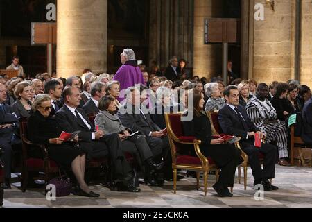 Die französische First Lady Carla Bruni-Sarkozy, Präsident Nicolas Sarkozy, Bernadette Chirac, der ehemalige französische Präsident Jacques Chirac, Senatspräsident Gerard Larcher, Penelope Fillon und die ägyptische First Lady Susan Moubarak nehmen an der Requiem-Messe in der Kathedrale Notre Dame in Paris für die französisch-belgische Schwester Emmanuelle Teil, die Mitglied des Ordens unserer Lieben Frau von Sion ist, In Frankreich am 22. Oktober 2008. Frankreich zollte der 99-jährigen Nonne, die ihr Leben dem Dienst an den Armen in Ägypten widmete, eine herzliche Anerkennung. Sie starb am 20. Oktober. Foto von Villard-Chesnot/Pool/ABACAPRESS.COM Stockfoto