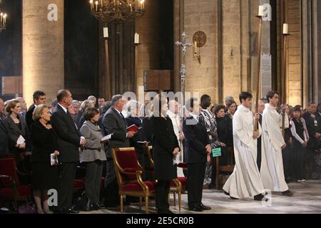 Die französische First Lady Carla Bruni-Sarkozy, Präsident Nicolas Sarkozy, Bernadette Chirac, der ehemalige französische Präsident Jacques Chirac, Senatspräsident Gerard Larcher, Penelope Fillon und die ägyptische First Lady Susan Moubarak nehmen an der Requiem-Messe in der Kathedrale Notre Dame in Paris für die französisch-belgische Schwester Emmanuelle Teil, die Mitglied des Ordens unserer Lieben Frau von Sion ist, In Frankreich am 22. Oktober 2008. Frankreich zollte der 99-jährigen Nonne, die ihr Leben dem Dienst an den Armen in Ägypten widmete, eine herzliche Anerkennung. Sie starb am 20. Oktober. Foto von Villard-Chesnot/Pool/ABACAPRESS.COM Stockfoto