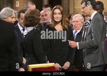 Die ägyptische First Lady Susan Moubarak und die französische First Lady Carla Bruni-Sarkozy nehmen am 22. Oktober 2008 an der Requiem-Messe in der Kathedrale Notre Dame in Paris für die französisch-belgische Schwester Emmanuelle, Mitglied des Ordens der Muttergottes von Sion, in Frankreich Teil. Frankreich zollte der 99-jährigen Nonne, die ihr Leben dem Dienst an den Armen in Ägypten widmete, eine herzliche Anerkennung. Sie starb am 20. Oktober. Foto von Villard-Chesnot/Pool/ABACAPRESS.COM Stockfoto