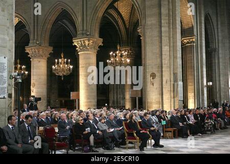 Die französische First Lady Carla Bruni-Sarkozy, Präsident Nicolas Sarkozy, Bernadette Chirac, der ehemalige französische Präsident Jacques Chirac, Senatspräsident Gerard Larcher, Penelope Fillon und die ägyptische First Lady Susan Moubarak nehmen an der Requiem-Messe in der Kathedrale Notre Dame in Paris für die französisch-belgische Schwester Emmanuelle Teil, die Mitglied des Ordens unserer Lieben Frau von Sion ist, In Frankreich am 22. Oktober 2008. Frankreich zollte der 99-jährigen Nonne, die ihr Leben dem Dienst an den Armen in Ägypten widmete, eine herzliche Anerkennung. Sie starb am 20. Oktober. Foto von Villard-Chesnot/Pool/ABACAPRESS.COM Stockfoto