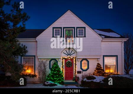 Ein traditionelles nordamerikanisches Haus dekoriert zu Weihnachten. Stockfoto