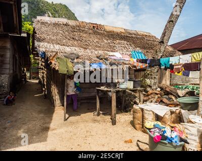 Pasar Kecamatan Pasanea, Indonesien - 15. Februar 2018: Straßen- und Holzhäuser im kleinen Dorf auf der Seram Insel, Zentral-Maluku, Indonesien, Asien Stockfoto