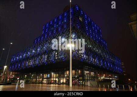 Birmingham, Großbritannien. Januar 2021. Die Gebäude wurden lila beleuchtet, um den Holocaust-Gedenktag heute Abend zu feiern. Die Library of Birmingham steht mit violettem Licht, als sie an „Light the Darkness“ PIC von Credit: Stop Press MediaAlamy Live News teilnahmen Stockfoto