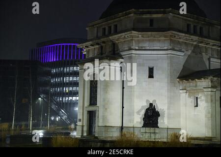 Birmingham, Großbritannien. Januar 2021. Die Gebäude wurden lila beleuchtet, um den Holocaust-Gedenktag heute Abend zu feiern. Ein neuer Büroblock in der Paradise-Entwicklung steht hinter der Birmingham Hall of Memory und beleuchtete das Gebäude mit violetter Beleuchtung, als sie an „Light the Darkness“ PIC von Credit: Stop Press Media/Alamy Live News teilnahmen Stockfoto