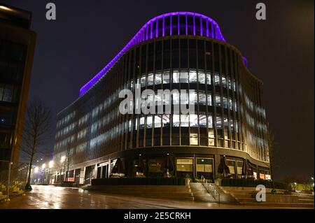 Birmingham, Großbritannien. Januar 2021. Die Gebäude wurden lila beleuchtet, um den Holocaust-Gedenktag heute Abend zu feiern. Ein neuer Büroblock im Paradise Development in Birmingham wird mit violettem Licht beleuchtet, als sie an „Light the Darkness“ PIC von Credit: Stop Press Media/Alamy Live News teilnahmen Stockfoto