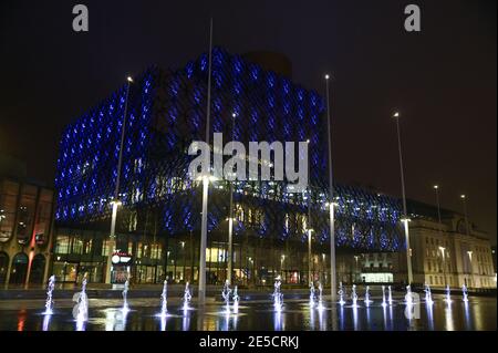 Birmingham, Großbritannien. Januar 2021. Die Gebäude wurden lila beleuchtet, um den Holocaust-Gedenktag heute Abend zu feiern. Die Library of Birmingham steht mit violettem Licht, als sie an „Light the Darkness“ PIC von Credit: Stop Press Media/Alamy Live News teilnahmen Stockfoto