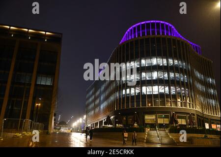 Birmingham, Großbritannien. Januar 2021. Die Gebäude wurden lila beleuchtet, um den Holocaust-Gedenktag heute Abend zu feiern. Ein neuer Büroblock im Paradise Development in Birmingham wird mit violettem Licht beleuchtet, als sie an „Light the Darkness“ PIC von Credit: Stop Press Media/Alamy Live News teilnahmen Stockfoto