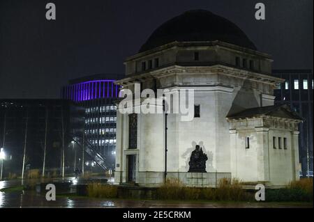 Birmingham, Großbritannien. Januar 2021. Die Gebäude wurden lila beleuchtet, um den Holocaust-Gedenktag heute Abend zu feiern. Ein neuer Büroblock in der Paradise-Entwicklung steht hinter der Birmingham Hall of Memory und beleuchtete das Gebäude mit violetter Beleuchtung, als sie an „Light the Darkness“ PIC von Credit: Stop Press Media/Alamy Live News teilnahmen Stockfoto