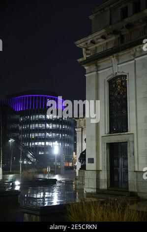 Birmingham, Großbritannien. Januar 2021. Die Gebäude wurden lila beleuchtet, um den Holocaust-Gedenktag heute Abend zu feiern. Ein neuer Büroblock in der Paradise-Entwicklung steht hinter der Birmingham Hall of Memory und beleuchtete das Gebäude mit violetter Beleuchtung, als sie an „Light the Darkness“ PIC von Credit: Stop Press Media/Alamy Live News teilnahmen Stockfoto