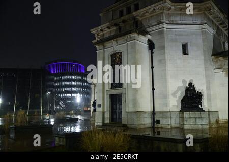 Birmingham, Großbritannien. Januar 2021. Die Gebäude wurden lila beleuchtet, um den Holocaust-Gedenktag heute Abend zu feiern. Ein neuer Büroblock in der Paradise-Entwicklung steht hinter der Birmingham Hall of Memory und beleuchtete das Gebäude mit violetter Beleuchtung, als sie an „Light the Darkness“ PIC von Credit: Stop Press Media/Alamy Live News teilnahmen Stockfoto