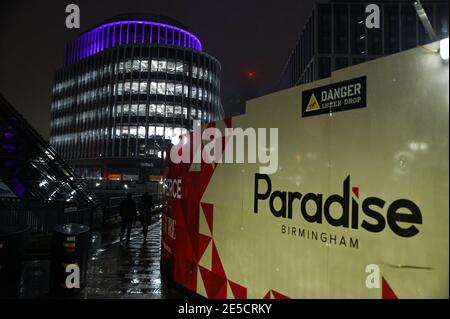 Birmingham, Großbritannien. Januar 2021. Die Gebäude wurden lila beleuchtet, um den Holocaust-Gedenktag heute Abend zu feiern. Ein neuer Büroblock im Paradise Development in Birmingham wird mit violettem Licht beleuchtet, als sie an „Light the Darkness“ PIC von Credit: Stop Press Media/Alamy Live News teilnahmen Stockfoto