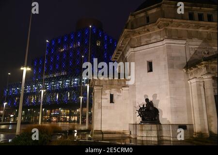 Birmingham, Großbritannien. Januar 2021. Die Gebäude wurden lila beleuchtet, um den Holocaust-Gedenktag heute Abend zu feiern. Die Library of Birmingham steht hinter der Hall of Memory beleuchtet die Gebäude leuchteten mit violettem Licht, als sie an „Light the Darkness“ PIC von Credit: Stop Press Media/Alamy Live News teilnahmen Stockfoto