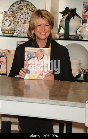 Die Fernsehpersönlichkeit Martha Stewart nimmt an einer Buchunterzeichnung für ihr neues Buch "Martha Stewart's Cooking School: Lessons and Recipes for the Home Cook" Teil, das am 22. Oktober 2008 im Williams Sonoma Store im Time Warner Center in New York City, NY, USA, stattfand. Foto von David Miller/ABACAPRESS.COM Stockfoto