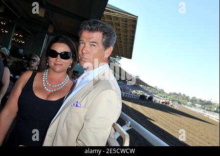 Pierce Brosnan und Keely Shaye Smith nehmen an der 25. Ausgabe der Breeders' Cup Weltmeisterschaft Teil, die am 25. Oktober 2008 im Santa Anita Park in Arcadia in Los Angeles, CA, USA, stattfand. Foto von Lionel Hahn/ABACAPRESS.COM Stockfoto