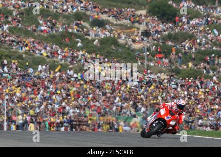 Das australische Team Casey Stoner of Ducati beim Valencia Moto Grand Prix auf der Rennstrecke Ricardo Tormo in Cheste bei Valencia, Spanien, am 26. Oktober 2008. Der Australier Casey Stoner fuhr mit seiner Ducati zum Sieg. Spanird Dani Pedrosa auf einer Honda belegte den zweiten Platz vor dem neuen Weltmeister Valentino Rossi aus Italien, auf einer Yamaha. Foto von Malkon/Cameleon/ABACAPRESS.COM Stockfoto