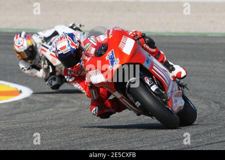 Das australische Team Casey Stoner of Ducati beim Valencia Moto Grand Prix auf der Rennstrecke Ricardo Tormo in Cheste bei Valencia, Spanien, am 26. Oktober 2008. Der Australier Casey Stoner fuhr mit seiner Ducati zum Sieg. Spanird Dani Pedrosa auf einer Honda belegte den zweiten Platz vor dem neuen Weltmeister Valentino Rossi aus Italien, auf einer Yamaha. Foto von Malkon/Cameleon/ABACAPRESS.COM Stockfoto