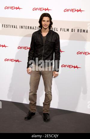 Ben Barnes posiert für eine Fotoaufnahme von 'Easy Virtue' während des 3. 'Rome Film Festival' in Rom, Italien am 27. Oktober 2008. Foto von Denis Guignebourg/ABACAPRESS.COM Stockfoto