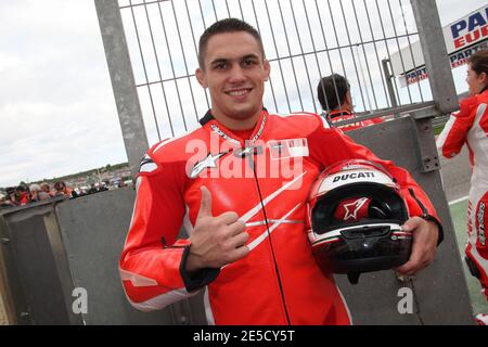 Frankreichs griechisch-römische Ringer Steeve Guenot posiert auf der Ducati MotoGP2 mit dem ehemaligen 500ccm Fahrer Randy Mamola auf der Ricardo Tormo Rennstrecke in Cheste bei Valencia, Spanien am 27. Oktober 2008. Foto von Malkon/Cameleon/ABACAPRESS.COM Stockfoto