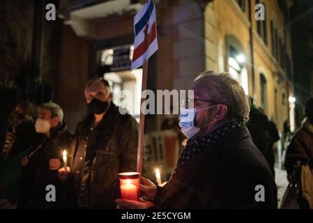 Rom, 27/01/2021. Heute fand in der Via degli Zingari in Rom eine Mahnwache bei Kerzenlicht statt, um - wie von den Organisatoren behauptet - an die „vergessenen Opfer des Holocaust“ zu erinnern: Roma, Sinti, Camminanti, Homosexuelle, Behinderte, Zeugen Jehovas, politische Dissidenten, ethnische Minderheiten und Millionen anderer, die vom Nazi-Regime und seinen Kollaborateuren getötet wurden. Der 27. Januar ist der Internationale Holocaust-Tag, auch Holocaust-Gedenktag in Großbritannien und Italien genannt, und markiert den Tag der Befreiung des größten Todeslagers Auschwitz-Birkenau durch die Armee der Sowjetunion (76. Jahrestag). Stockfoto