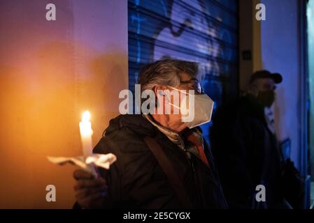 Rom, 27/01/2021. Heute fand in der Via degli Zingari in Rom eine Mahnwache bei Kerzenlicht statt, um - wie von den Organisatoren behauptet - an die „vergessenen Opfer des Holocaust“ zu erinnern: Roma, Sinti, Camminanti, Homosexuelle, Behinderte, Zeugen Jehovas, politische Dissidenten, ethnische Minderheiten und Millionen anderer, die vom Nazi-Regime und seinen Kollaborateuren getötet wurden. Der 27. Januar ist der Internationale Holocaust-Tag, auch Holocaust-Gedenktag in Großbritannien und Italien genannt, und markiert den Tag der Befreiung des größten Todeslagers Auschwitz-Birkenau durch die Armee der Sowjetunion (76. Jahrestag). Stockfoto