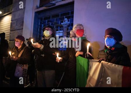 Rom, 27/01/2021. Heute fand in der Via degli Zingari in Rom eine Mahnwache bei Kerzenlicht statt, um - wie von den Organisatoren behauptet - an die „vergessenen Opfer des Holocaust“ zu erinnern: Roma, Sinti, Camminanti, Homosexuelle, Behinderte, Zeugen Jehovas, politische Dissidenten, ethnische Minderheiten und Millionen anderer, die vom Nazi-Regime und seinen Kollaborateuren getötet wurden. Der 27. Januar ist der Internationale Holocaust-Tag, auch Holocaust-Gedenktag in Großbritannien und Italien genannt, und markiert den Tag der Befreiung des größten Todeslagers Auschwitz-Birkenau durch die Armee der Sowjetunion (76. Jahrestag). Stockfoto