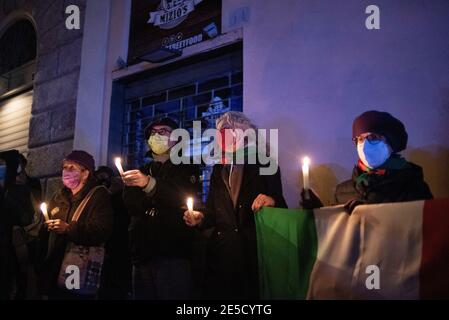 Rom, 27/01/2021. Heute fand in der Via degli Zingari in Rom eine Mahnwache bei Kerzenlicht statt, um - wie von den Organisatoren behauptet - an die „vergessenen Opfer des Holocaust“ zu erinnern: Roma, Sinti, Camminanti, Homosexuelle, Behinderte, Zeugen Jehovas, politische Dissidenten, ethnische Minderheiten und Millionen anderer, die vom Nazi-Regime und seinen Kollaborateuren getötet wurden. Der 27. Januar ist der Internationale Holocaust-Tag, auch Holocaust-Gedenktag in Großbritannien und Italien genannt, und markiert den Tag der Befreiung des größten Todeslagers Auschwitz-Birkenau durch die Armee der Sowjetunion (76. Jahrestag). Stockfoto