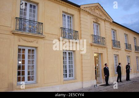 Der französische Präsident Nicolas Sarkozy wartet am 28. Oktober 2008 auf den britischen Premierminister Gordon Brown in der Residenz des Präsidenten in La Lanterne, in einem Anwesen, das mit dem Chateau de Versailles südwestlich von Paris, Frankreich, verbunden ist, bevor Einzelgespräche über die Finanzkrise geführt werden. Frankreich hat derzeit die rotierende Präsidentschaft der Europäischen Union (UE) inne. Gordon Brown und Nicolas Sarkozy treffen sich vor einem EU-Gipfel am 7. November in Brüssel und einem wichtigen Treffen der Gruppe der 20 (G20) gegenwärtigen und aufstrebenden Mächte am 15. November in Washington Foto von Patrick Kovarik/POOL/ABACAPRESS.COM Stockfoto