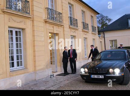 Der französische Präsident Nicolas Sarkozy begrüßt den britischen Premierminister Gordon Brown am 28. Oktober 2008 in der Präsidentenresidenz in La Lanterne, in einem mit dem Chateau de Versailles südwestlich von Paris, Frankreich, verbundenen Anwesen, vor ihren Einzelgesprächen über die Finanzkrise. Frankreich hat derzeit die rotierende Präsidentschaft der Europäischen Union (UE) inne. Gordon Brown und Nicolas Sarkozy treffen sich im Vorfeld eines EU-Gipfels am 7. November in Brüssel und eines wichtigen Treffens der Gruppe der 20 (G20) gegenwärtigen und aufstrebenden Mächte am 15. November in Washington. Foto von Patrick Kovarik/POOL/ABACAPRESS.CO Stockfoto