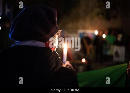 Rom, 27/01/2021. Heute fand in der Via degli Zingari in Rom eine Mahnwache bei Kerzenlicht statt, um - wie von den Organisatoren behauptet - an die „vergessenen Opfer des Holocaust“ zu erinnern: Roma, Sinti, Camminanti, Homosexuelle, Behinderte, Zeugen Jehovas, politische Dissidenten, ethnische Minderheiten und Millionen anderer, die vom Nazi-Regime und seinen Kollaborateuren getötet wurden. Der 27. Januar ist der Internationale Holocaust-Tag, auch Holocaust-Gedenktag in Großbritannien und Italien genannt, und markiert den Tag der Befreiung des größten Todeslagers Auschwitz-Birkenau durch die Armee der Sowjetunion (76. Jahrestag). Stockfoto