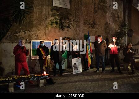 Rom, 27/01/2021. Heute fand in der Via degli Zingari in Rom eine Mahnwache bei Kerzenlicht statt, um - wie von den Organisatoren behauptet - an die „vergessenen Opfer des Holocaust“ zu erinnern: Roma, Sinti, Camminanti, Homosexuelle, Behinderte, Zeugen Jehovas, politische Dissidenten, ethnische Minderheiten und Millionen anderer, die vom Nazi-Regime und seinen Kollaborateuren getötet wurden. Der 27. Januar ist der Internationale Holocaust-Tag, auch Holocaust-Gedenktag in Großbritannien und Italien genannt, und markiert den Tag der Befreiung des größten Todeslagers Auschwitz-Birkenau durch die Armee der Sowjetunion (76. Jahrestag). Stockfoto