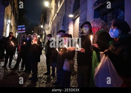 Rom, 27/01/2021. Heute fand in der Via degli Zingari in Rom eine Mahnwache bei Kerzenlicht statt, um - wie von den Organisatoren behauptet - an die „vergessenen Opfer des Holocaust“ zu erinnern: Roma, Sinti, Camminanti, Homosexuelle, Behinderte, Zeugen Jehovas, politische Dissidenten, ethnische Minderheiten und Millionen anderer, die vom Nazi-Regime und seinen Kollaborateuren getötet wurden. Der 27. Januar ist der Internationale Holocaust-Tag, auch Holocaust-Gedenktag in Großbritannien und Italien genannt, und markiert den Tag der Befreiung des größten Todeslagers Auschwitz-Birkenau durch die Armee der Sowjetunion (76. Jahrestag). Stockfoto