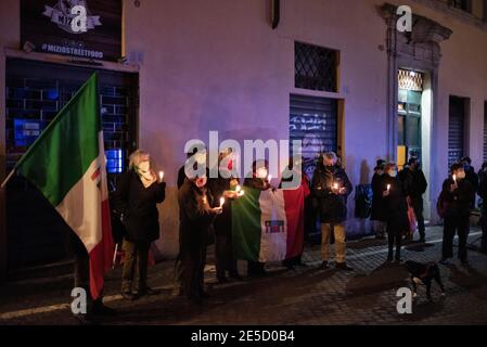 Rom, 27/01/2021. Heute fand in der Via degli Zingari in Rom eine Mahnwache bei Kerzenlicht statt, um - wie von den Organisatoren behauptet - an die „vergessenen Opfer des Holocaust“ zu erinnern: Roma, Sinti, Camminanti, Homosexuelle, Behinderte, Zeugen Jehovas, politische Dissidenten, ethnische Minderheiten und Millionen anderer, die vom Nazi-Regime und seinen Kollaborateuren getötet wurden. Der 27. Januar ist der Internationale Holocaust-Tag, auch Holocaust-Gedenktag in Großbritannien und Italien genannt, und markiert den Tag der Befreiung des größten Todeslagers Auschwitz-Birkenau durch die Armee der Sowjetunion (76. Jahrestag). Stockfoto