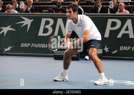 Der französische Florent Serra wird am 29. Oktober 2008 von dem spanischen Meister Rafael Nadal, 6-2, 6-4, in der zweiten Runde des BNP Paris Masters Indoor-Tennisturniers im Palais Omnisports Paris-Bercy in Paris, Frankreich, besiegt. Foto von Thierry Plessis/ABACAPRESS.COM Stockfoto