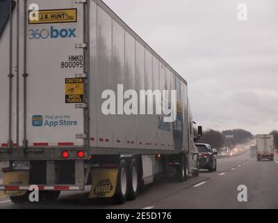 Großer Traktor Anhänger tailgating ein kleines Auto entlang der Interstate 40 in Tennessee. Sehr gefährliches Fahren durch den LKW-Fahrer. Möglicher Unfall. Stockfoto