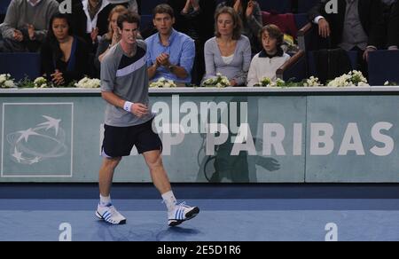 Der Großbritanniens Andy Murray wird am 31. Oktober 2008 im Palais Omnisports Paris-Bercy in Paris, Frankreich, von dem Argentinier David Nalbandian, 7-6, 6-3, im Viertelfinale des BNP Paribas Masters Hallenturniers besiegt. Foto von Steeve McMay/Cameleon/ABACAPRESS.COM Stockfoto