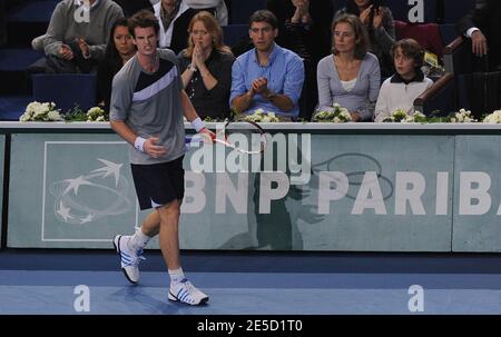 Der Großbritanniens Andy Murray wird am 31. Oktober 2008 im Palais Omnisports Paris-Bercy in Paris, Frankreich, von dem Argentinier David Nalbandian, 7-6, 6-3, im Viertelfinale des BNP Paribas Masters Hallenturniers besiegt. Foto von Steeve McMay/Cameleon/ABACAPRESS.COM Stockfoto