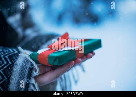 Nahaufnahme einer Frau mit einem eingepackten Weihnachtsgeschenk Stockfoto