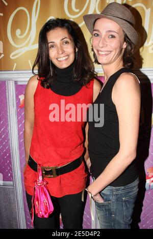 Die französische Schauspielerin Adeline Blondieau mit der Darstellerin Caroline Bourg bei der Premiere der NRJ 12-Fernsehsendung 'Ca va pas etre possible', die am 5. November 2008 im Club 'L'Etoile' in Paris, Frankreich, stattfand. Foto von Benoit Pinguet/ABACAPRESS.COM Stockfoto