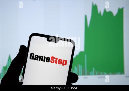 GameStop Handelsunternehmen Logo auf dem Smartphone und seine authentische Aktienkurs-Chart für die letzten 5 Tage. Stafford, Vereinigtes Königreich - Januar 27 2021. Stockfoto