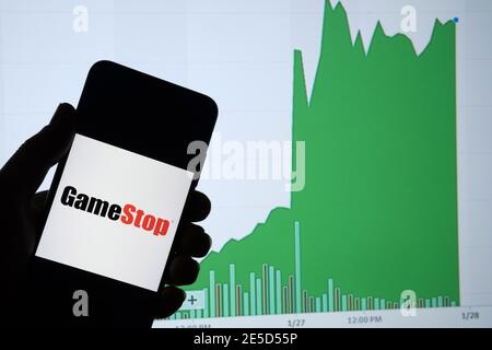 GameStop Handelsunternehmen Logo auf dem Smartphone und seine authentische Aktienkurs-Chart für die letzten 5 Tage. Stafford, Vereinigtes Königreich - Januar 27 2021. Stockfoto