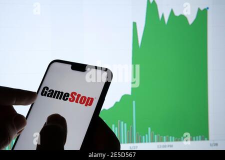 GameStop Handelsunternehmen Logo auf dem Smartphone und seine authentische Aktienkurs-Chart für die letzten 5 Tage. Stafford, Vereinigtes Königreich - Januar 27 2021. Stockfoto