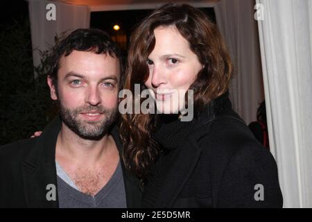 Die französische Schriftstellerin Justine Levy (Tochter von Bernard Henri Levy) und ihr Freund Patrick Mille nehmen am 6. November 2008 am Flore Literaturpreis 2008 Teil, der von Frederic Beigbeder im 'Cafe de Flore' in Paris, Frankreich, organisiert wurde. Foto von Benoit Pinguet/ABACAPRESS.COM Stockfoto
